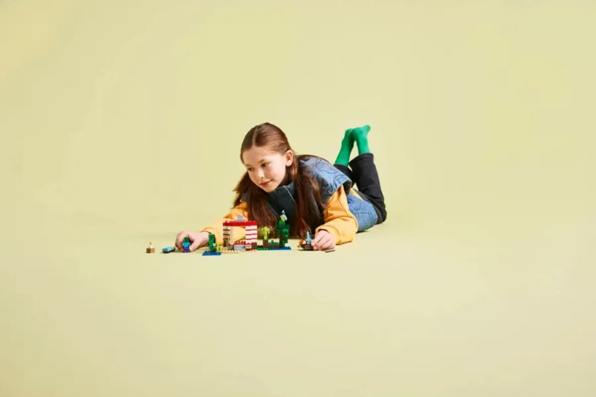 Игра с набором LEGO Minecraft 21275