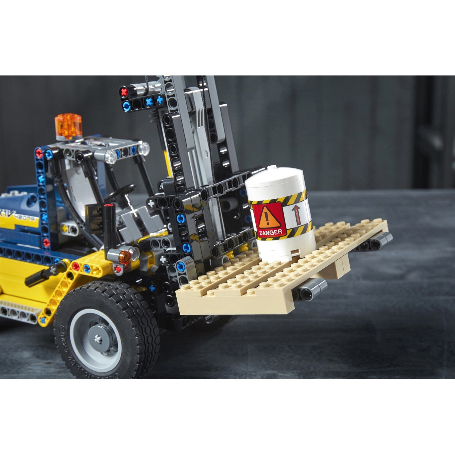 Сверхмощный вилочный погрузчик 2 в 1 Technic LEGO — фото 9