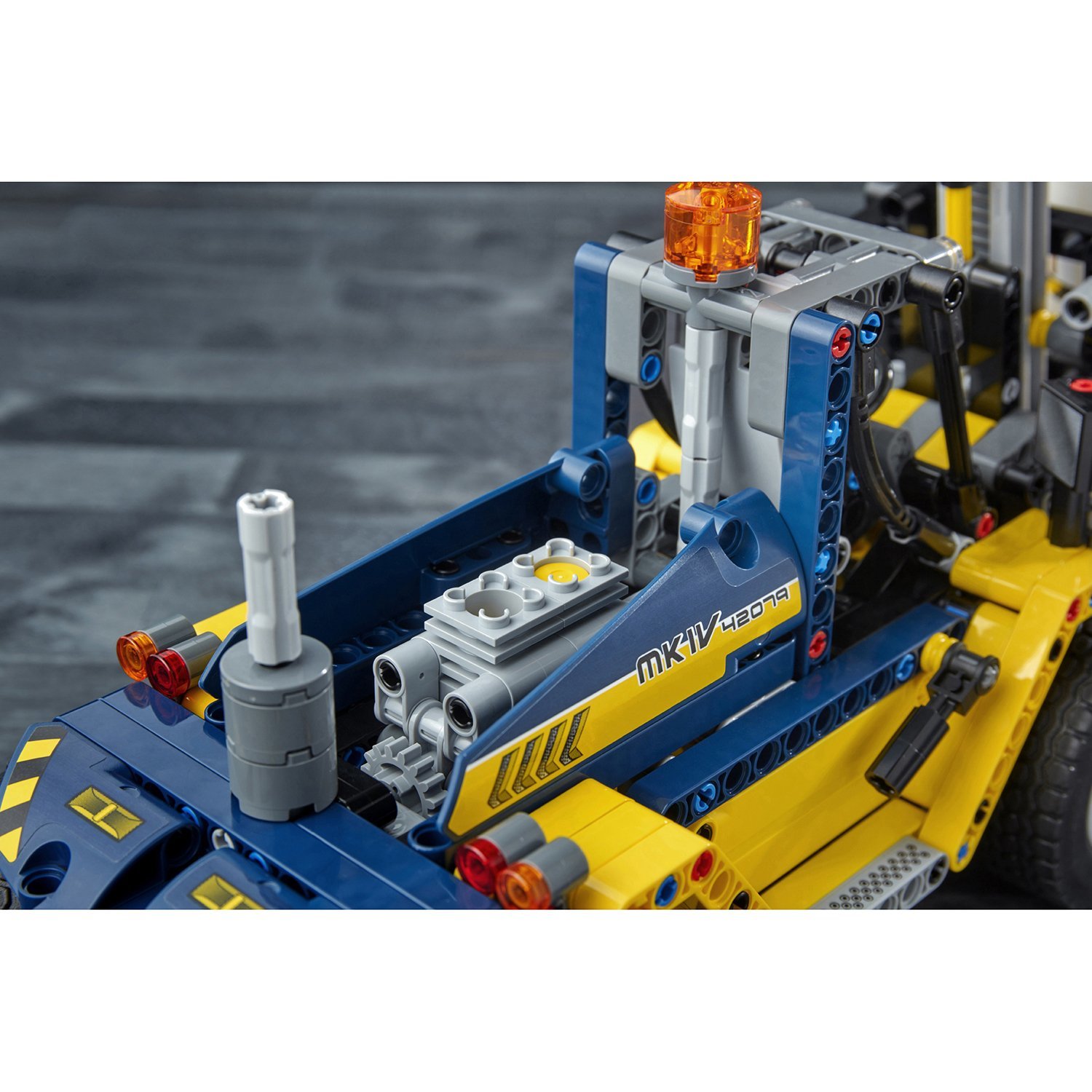 Сверхмощный вилочный погрузчик 2 в 1 Technic LEGO — фото 10