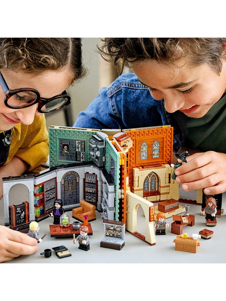 Конструктор LEGO Harry Potter 76383 Учёба в Хогвартсе: Урок зельеварения — фото 9