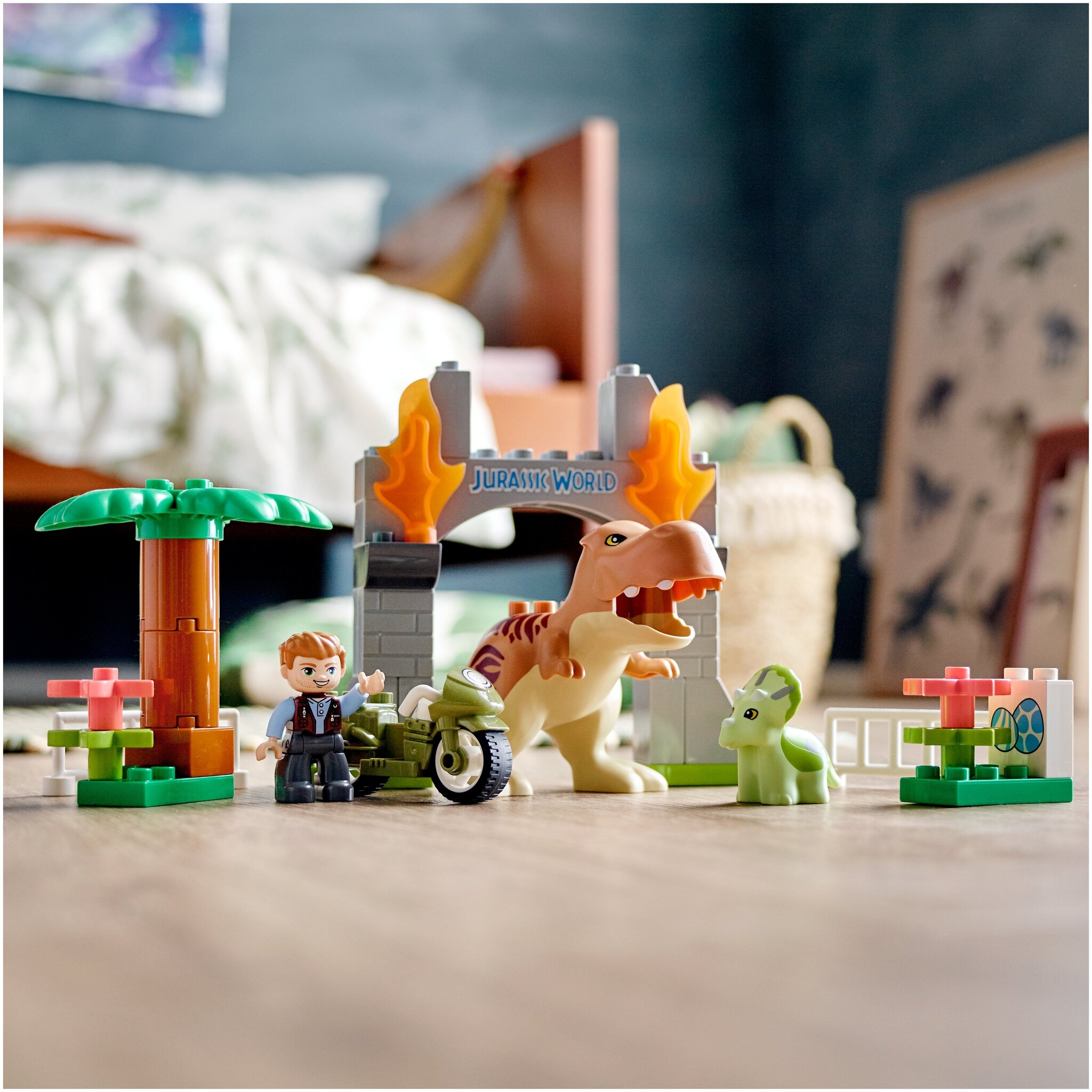 Конструктор LEGO DUPLO Jurassic World 10939 Побег динозавров: тираннозавр и трицератопс — фото 14