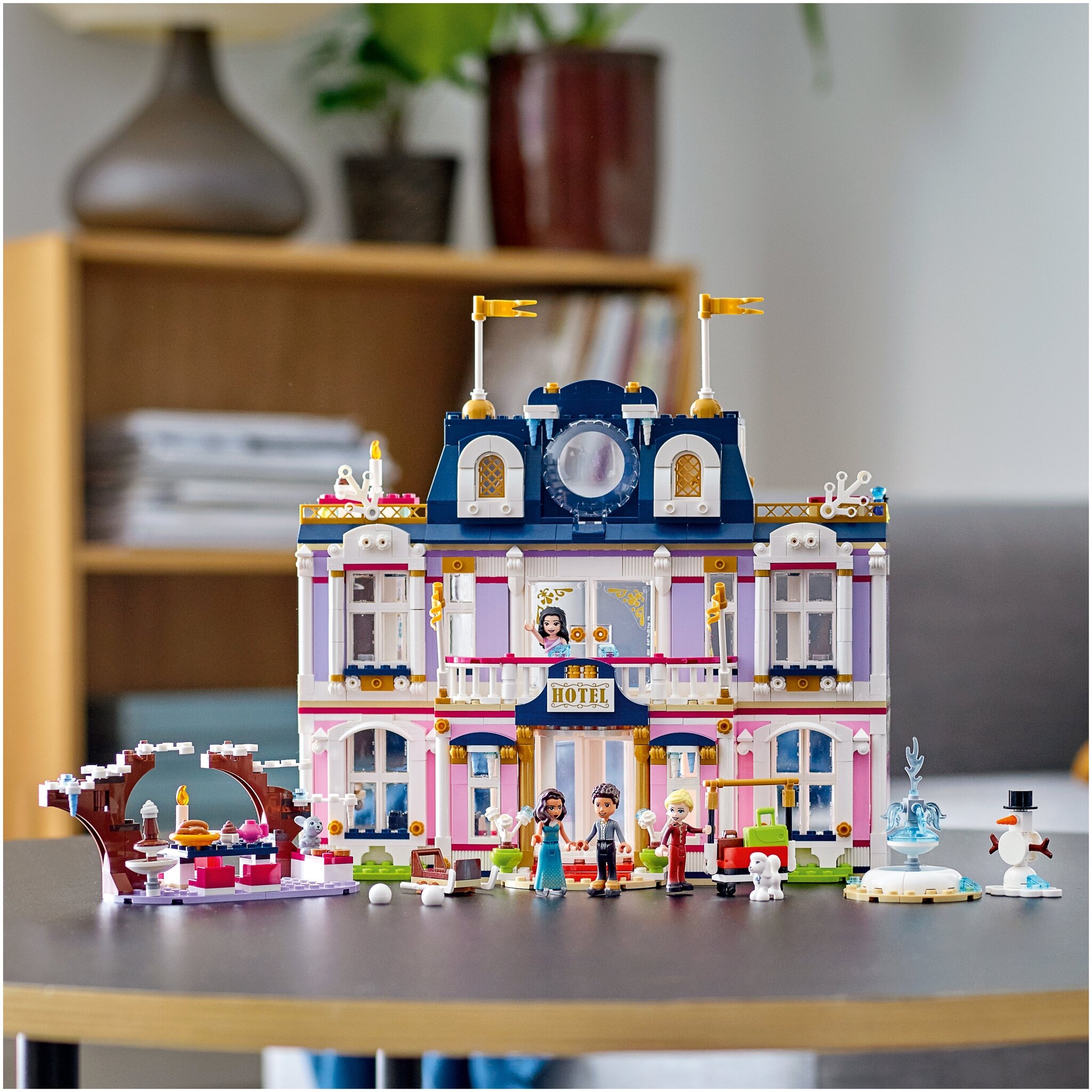 Конструктор LEGO Friends 41684 Гранд-отель Хартлейк Сити — фото 17