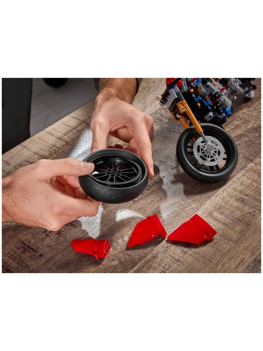 Конструктор LEGO Technic 42107 Ducati Panigale V4 R — фото 34