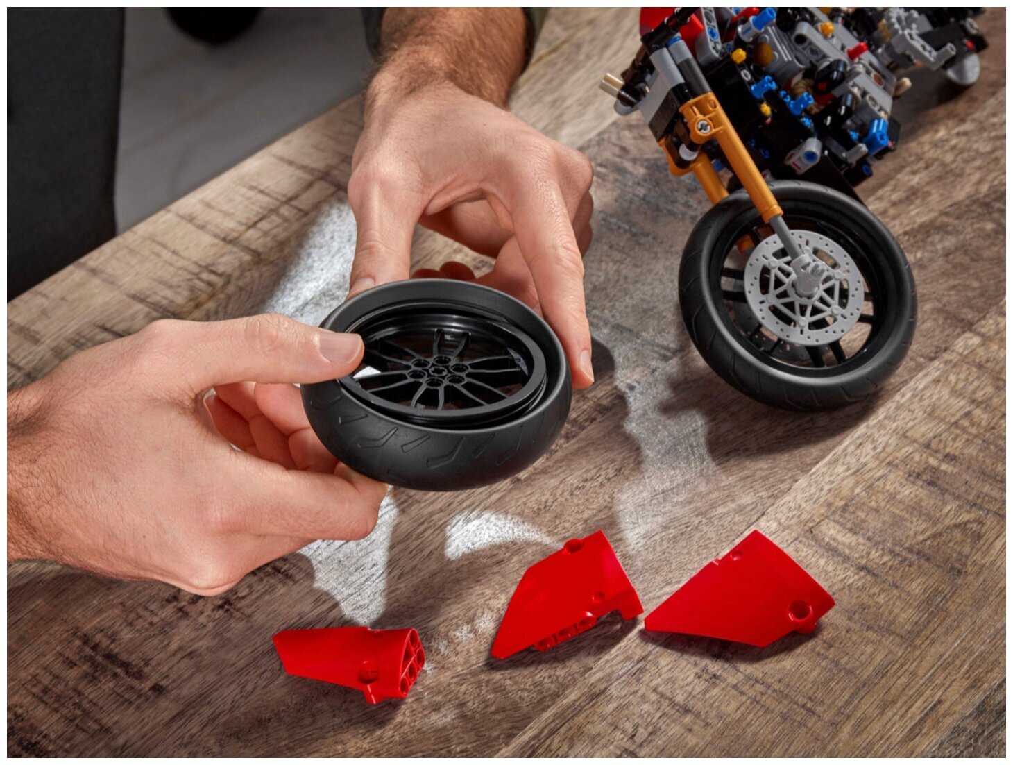 Конструктор LEGO Technic 42107 Ducati Panigale V4 R — фото 15