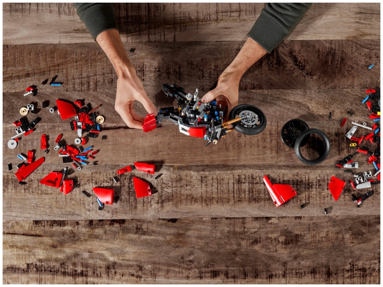 Конструктор LEGO Technic 42107 Ducati Panigale V4 R — фото 14