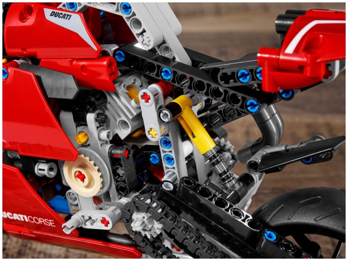 Конструктор LEGO Technic 42107 Ducati Panigale V4 R — фото 9