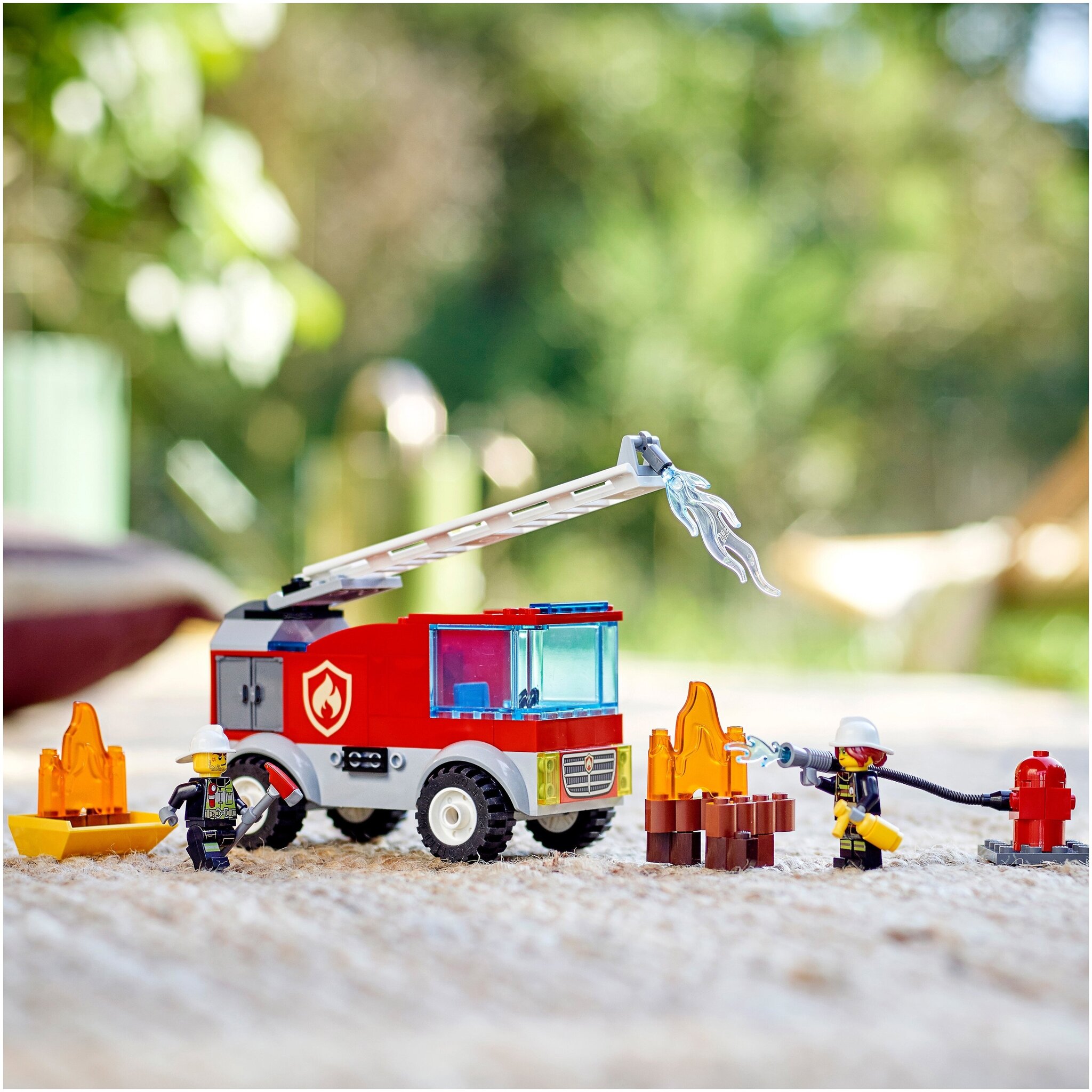 Конструктор LEGO City Fire 60280 Пожарная машина с лестницей — фото 12