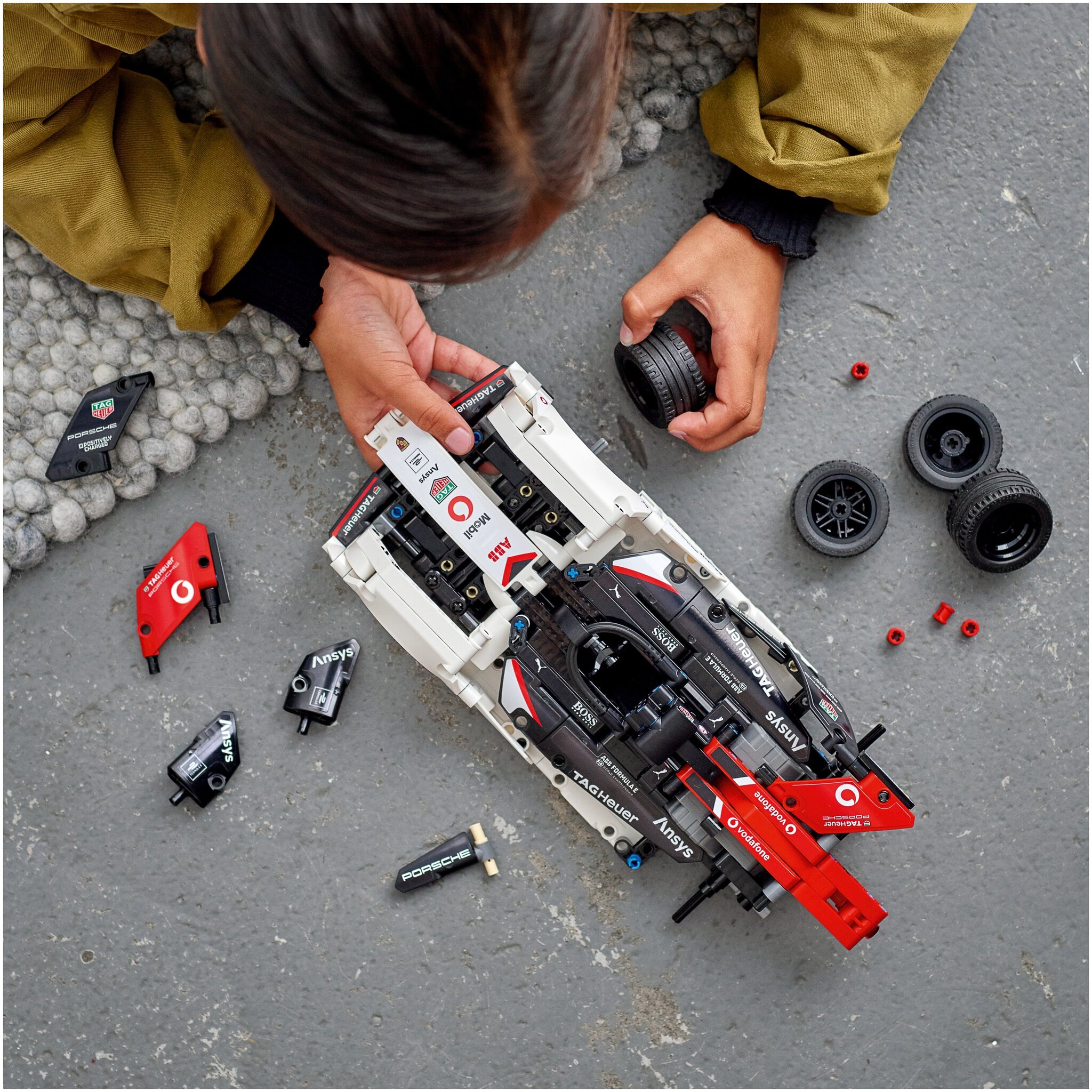 Конструктор LEGO Technic 42137 Formula E Porsche 99X Electric — фото 4
