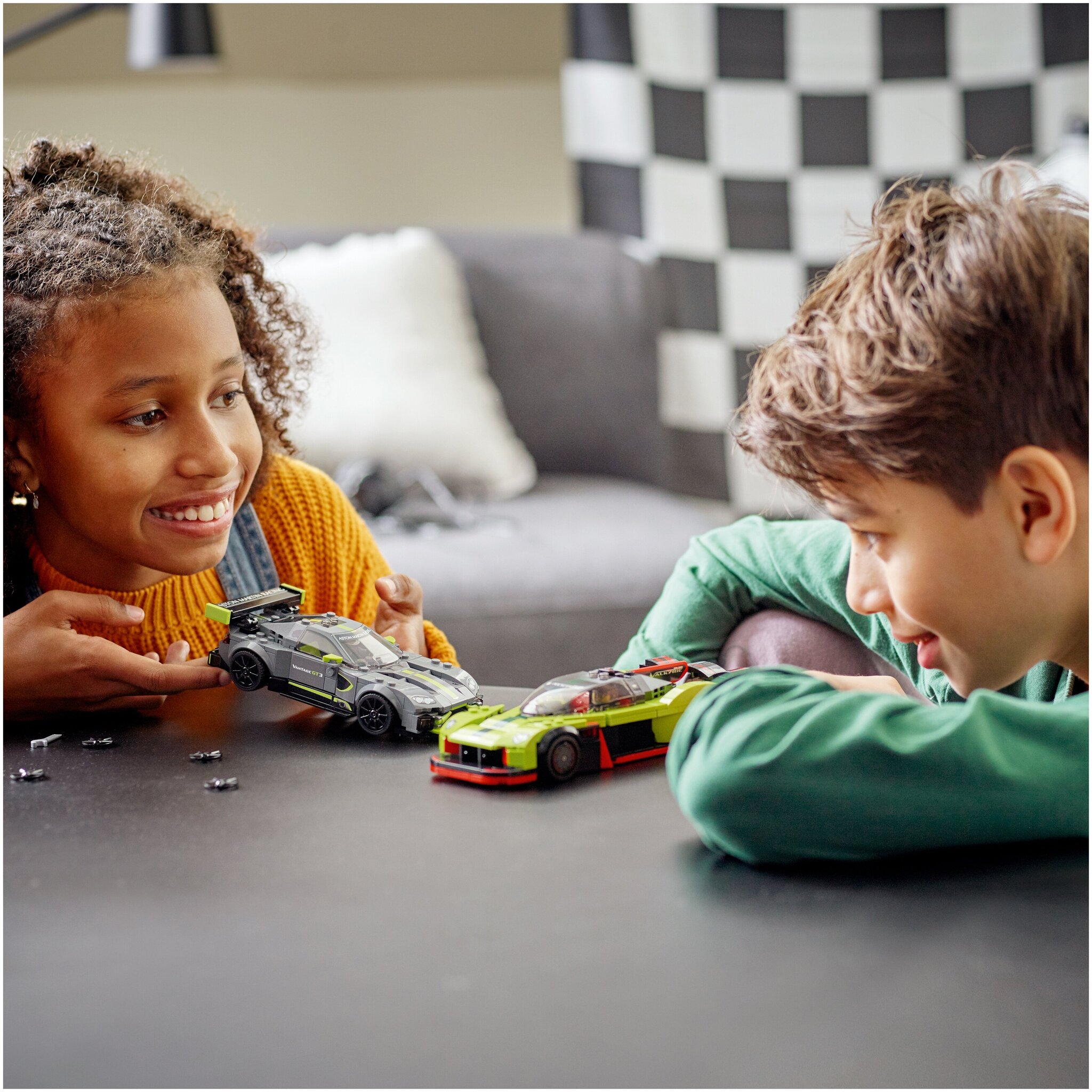 Конструктор LEGO Speed Champions 76910 Aston Martin Valkyrie AMR Pro и Aston Martin Vantage GT3 — фото 14