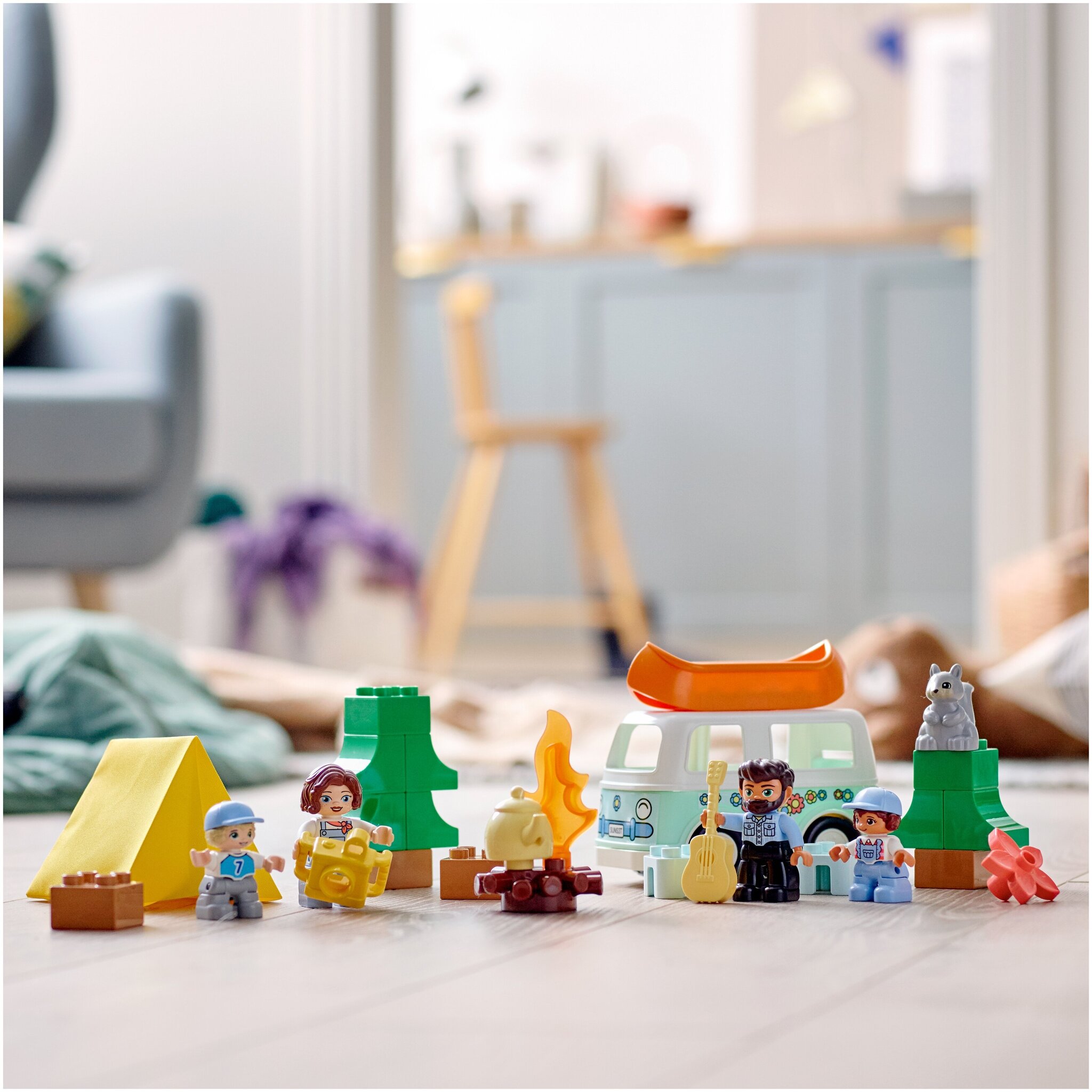 Конструктор LEGO Duplo Town 10946 Семейное приключение на микроавтобусе — фото 5