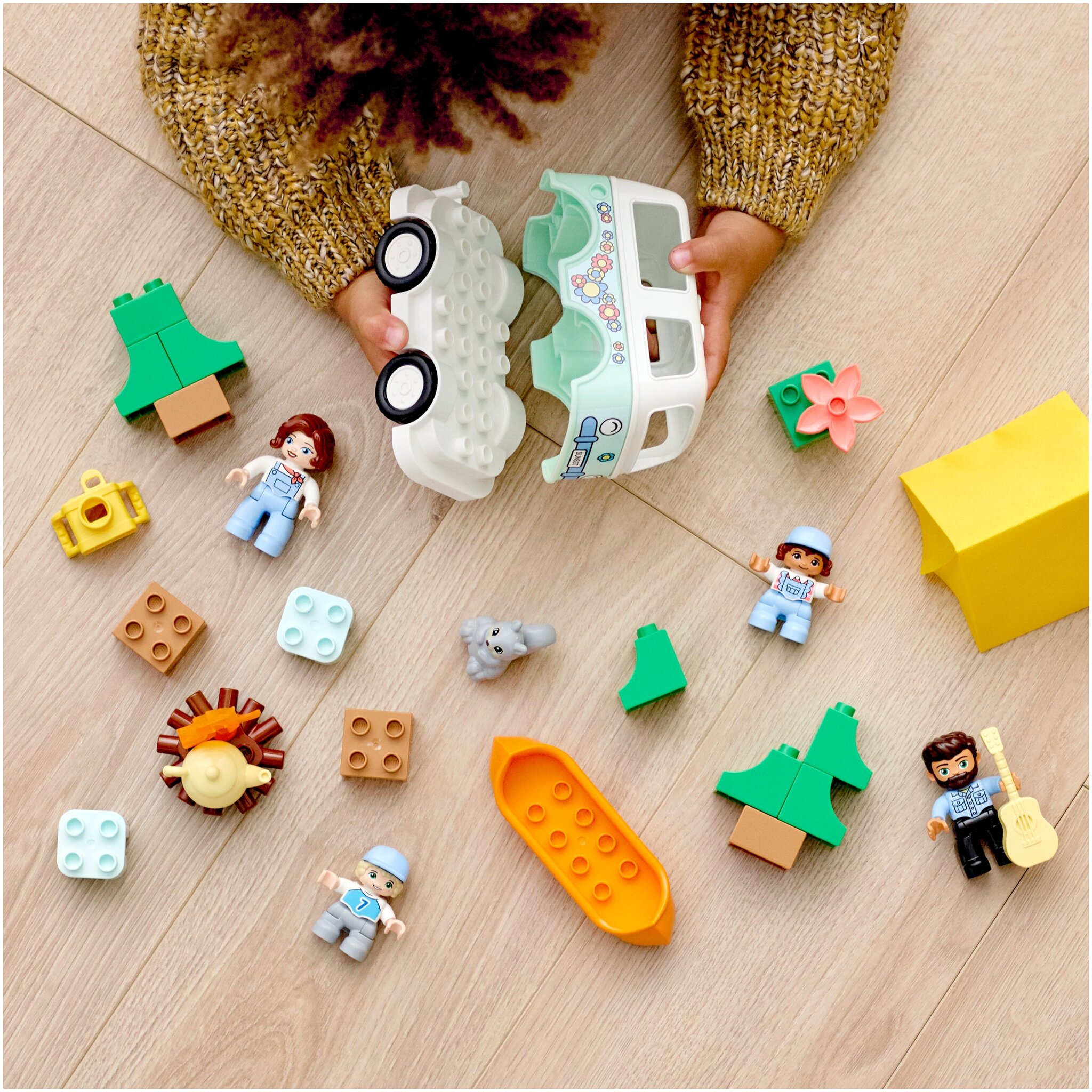 Конструктор LEGO Duplo Town 10946 Семейное приключение на микроавтобусе — фото 4