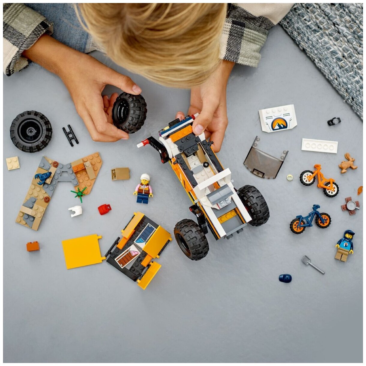 Конструктор LEGO City 60387 Приключения внедорожника 4x4 — фото 12