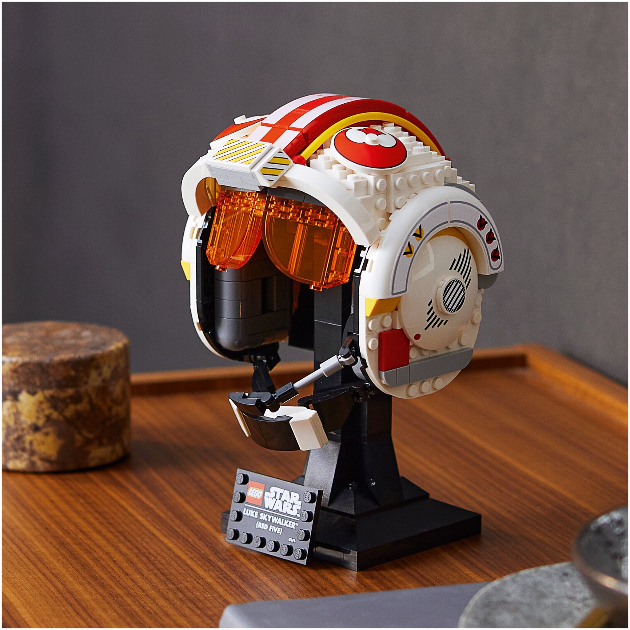 Конструктор LEGO Star Wars 75327 Шлем Люка Скайуокера — фото 8