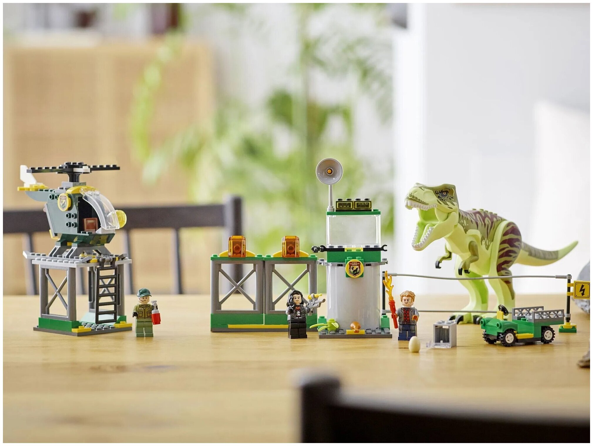 Конструктор LEGO Jurassic World 76944 Прорыв тираннозавра T-Рекса — фото 4
