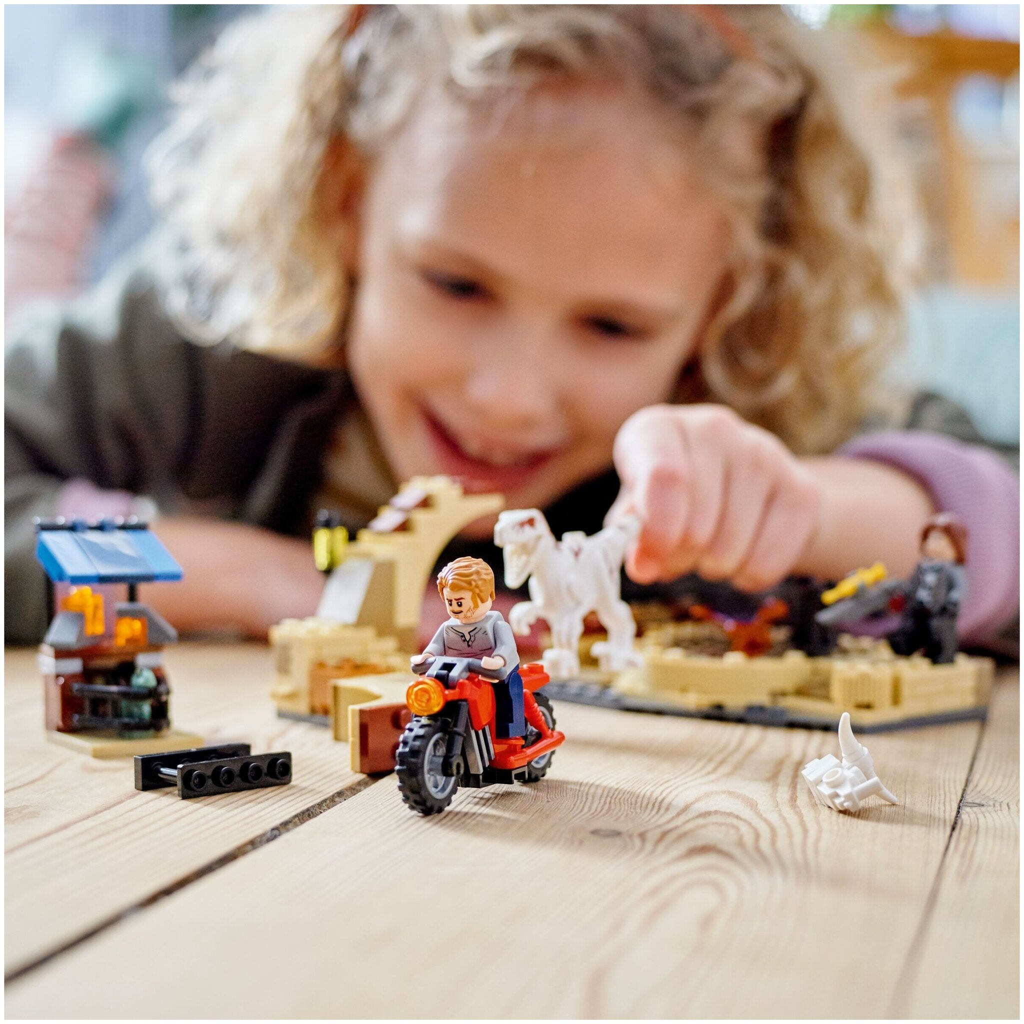 Конструктор LEGO Jurassic World 76945 Атроцираптор: погоня на мотоцикле — фото 6