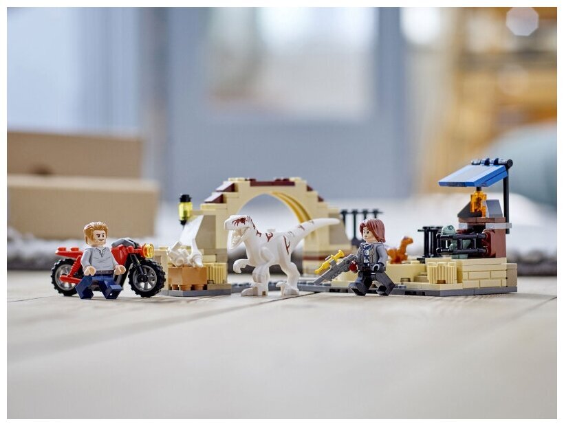 Конструктор LEGO Jurassic World 76945 Атроцираптор: погоня на мотоцикле — фото 11