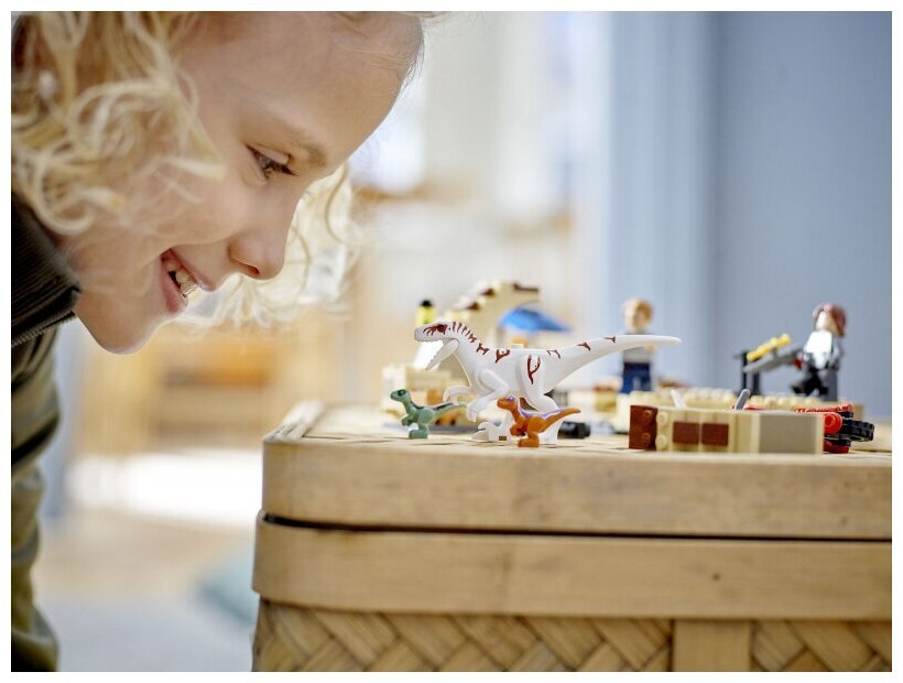 Конструктор LEGO Jurassic World 76945 Атроцираптор: погоня на мотоцикле — фото 8