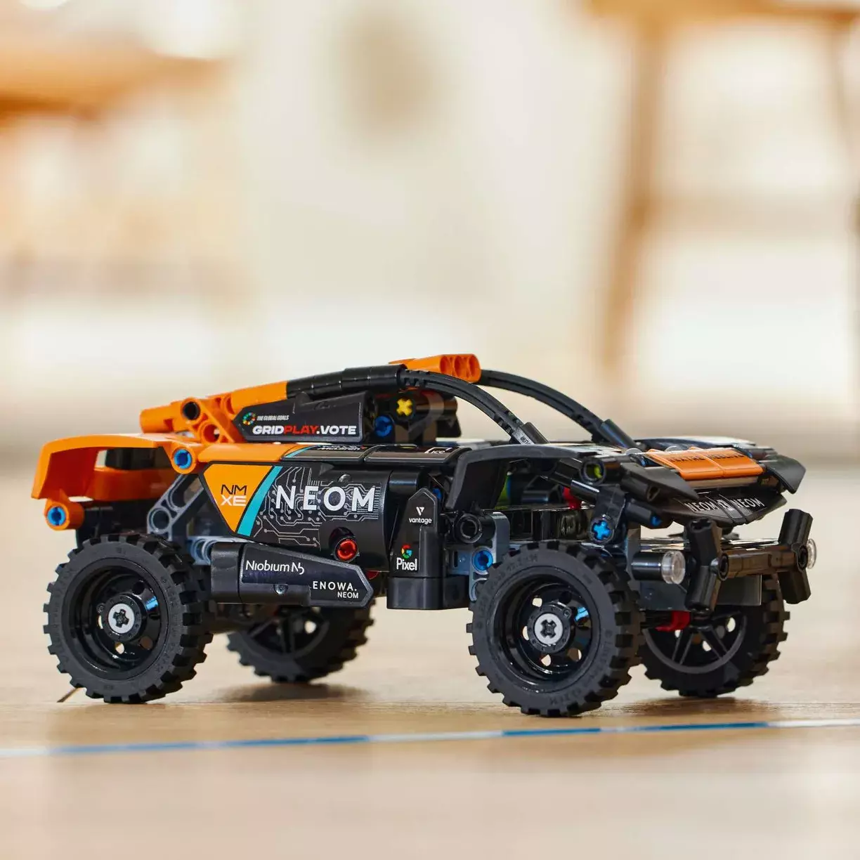 Конструктор Technic 42166 Гоночный автомобиль NEOM McLaren — фото 3